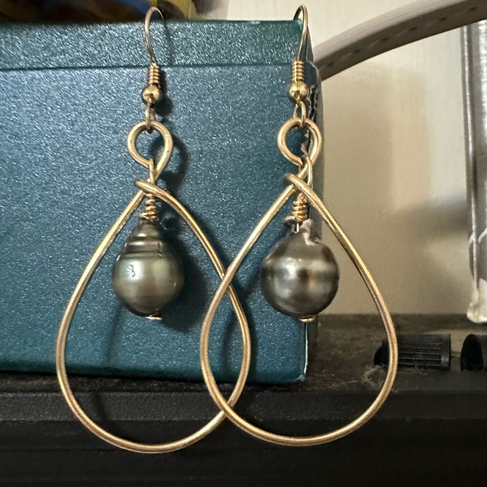 14k Goldfill earrings with authentic Tahitian pearls